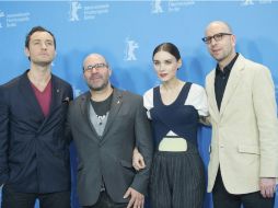 El director Steven Soderbergh y parte de su elenco de ''Side Effects''. EFE /
