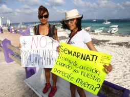 Empresarios, artesanos, ambientalistas e integrantes de la asociación civil Fundadores de Cancún protestan contra el Dragon Mart. EFE /