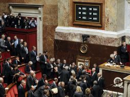 Casi todos los diputados de la oposición de derecha votan en contra. EFE /
