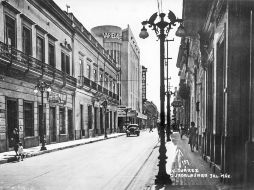 Cine Variedades.Con base en fotografías de época, como ésta, Jorge Fregoso realizó una serie de dibujos que recrean la ciudad de antes. EL INFORMADOR /