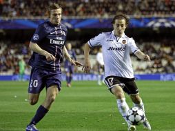 El equipo donde milita Andrés Guardado (d) pierde por la mínima frente al PSG. EFE /