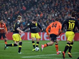 Robert Lewandowski (centro) anota un gol para el Borussia durante el partido. AFP /