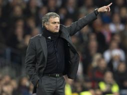 José Mourinho da indicaciones en el transcurso del partido de la Champions League. AFP /