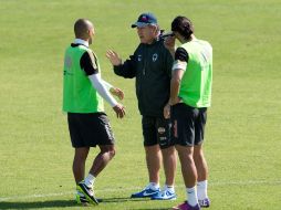 Víctor Manuel Vucetich da indicaciones a Suazo y De Nigris en la práctica del Monterrey. MEXSPORT /