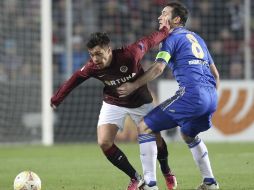 El capitán del Chelsea, Lampard (d), disputa el balón con Kadlec (i) en acción durante el juego. EFE /