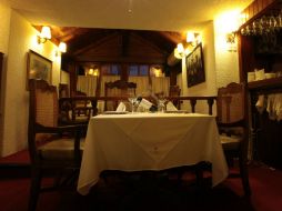 Los restaurantes son la primera opción de celebración para los enamorados. ARCHIVO /