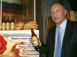 El presidente de la cooperativa checa Ardanas, Vladimir Kominek, durante la presentación de la cerveza en Praga. EFE /