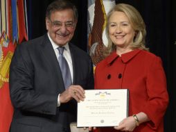 Se le entregó a Hillary Clinton, en manos de Leon Panetta, la medalla del Departamento de Defensa al distinguido servicio público. EFE /