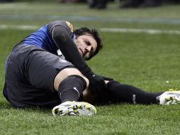 El rostro de dolor de Diego Milito luego de quedar lesionado daba idea de lo fuerte de la lesión en su rodilla izquierda. EFE /