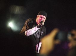 El vocalista de la banda Cuca, José Fors, durante el concierto en Plaza Liberación. EL INFORMADOR /