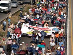 Los docentes caminaron pacíficamente por la Costera Miguel Alemán hacia el Centro de Convenciones Acapulco. NTX /