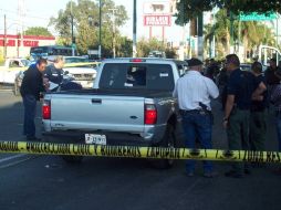 La camioneta Ford Ranger plata modelo 2002 fue alcanzada por una decena de balas.  /