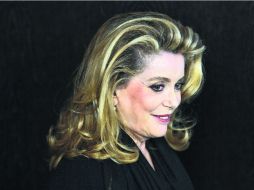 Catherine Deneuve protagoniza la cinta ''Elle s’en va'', que cerró el desfile de las 19 aspirantes de la competición en la Berlinale. AFP /