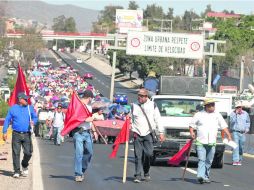 En protesta. Docentes guerrerenses marchan sobre la Autopista del Sol. NTX /