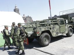 Elementos de la Fuerza Aérea Mexicana tienen una exposición en el Zócalo capitalino por sus 100 años. ARCHIVO /