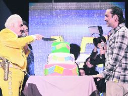 Vicente Fernández festejó anoche en la Arena VFG su cumpleaños 73 con su hijo Alejandro. Fue el broche de oro del concierto. EFE /