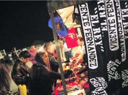 Souvenirs. Los asistentes al evento adquieren productos para recordar el último recital de ''Chente''. EL INFORMADOR /