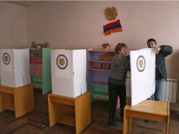Miembros locales de la comisión electoral se preparan para las votaciones. EFE /