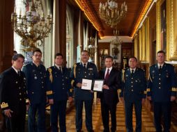 El Presidente de México junto a miembros del Estado Mayor. ESPECIAL /