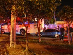 Vecinos de la zona señalan que no es la primera vez que menores avientan fruta a camiones que pasan por la avenida Juan Pablo II.  /