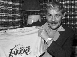 Con 67.5 millones de dólares, Buss impuso un récord en la compra de franquicias. AP /