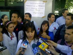 Los empleados afirman que seguirán atendiendo a los consumidores, pero piden a la autoridad que resuelva su situación.  /