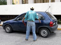 “La persona sin oficio que comercia con los espacios públicos para su beneficio personal”, así los definen. ARCHIVO /