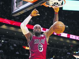LeBron James, del Miami Heat, se dirige a su cuarto galardón como el Jugador Más Valioso de la temporada. AP /