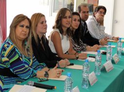 La presidenta del DIF, Vania Citlalli de Dios (c), durante la presentación del programa. ESPECIAL /