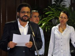 El líder de los delegados de las FARC en los diálogos de paz, Luciano Marín, alias ''Iván Márquez'' (i), lee un comunicado. EFE /
