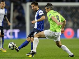 Moutinho (izq) autor del partido, se quita la marca de TOulalan durante el encuentro AFP /