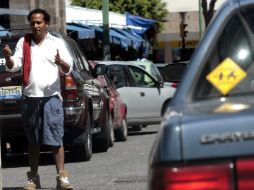 Colonos señalan que si hubiera estacionamiento suficiente, no habría cuidacoches. ARCHIVO /