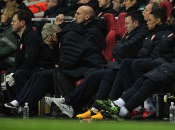Arsene Wenger (centro) se toca al frente ante la derrota de sus púpilos ante el Bayern. AFP /