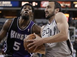Ginobili (der) es uno de los hombres importantes de San Antonio. AP /