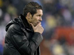 Los pupilos de 'Cholo' Simeone y él, entrenan completamente abrigados. EFE /