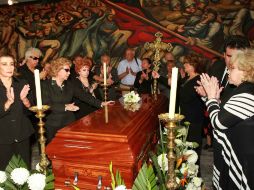 El cuerpo de Cordero llegó al Teatro Jorge Negrete, donde sus seguidores, familiares y actores lo despidieron. NTX /