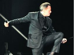 El cantante sabe cómo llevar su concierto gracias al racimo de éxitos y su experiencia para dosificarlos durante toda su presentación. NTX /