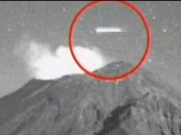 Imagen del objeto que sobrevuela el cráter del volcán Popocatépetl. Este tipo de sucesos causan polémica en las redes sociales. ESPECIAL /