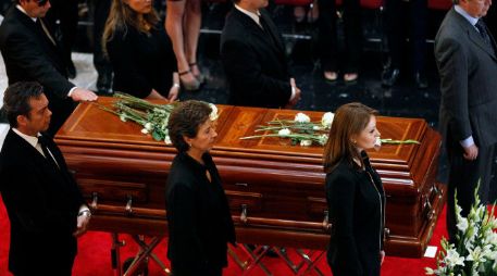 Angélica Rivera y Rafael Tovar y de Teresa encabezaron la Guardia de Honor a los restos de Joaquín Cordero. NTX /