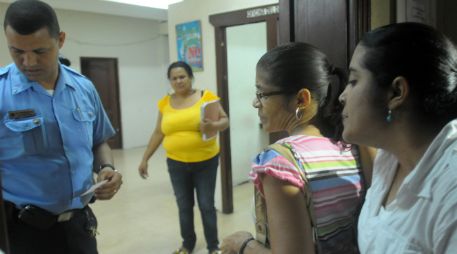 Mary Rivas (2-d) la madre de Martha, asiste al Palacio de Justicia donde está detenida Heredia. EFE /