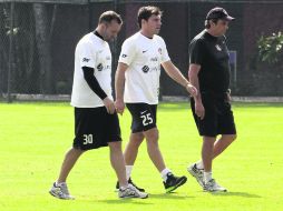 Preocupación. Matías Vuoso, Leandro Cufré y el técnico Tomás Boy, al finalizar la práctica en el Atlas Colomos. MEXSPORT /