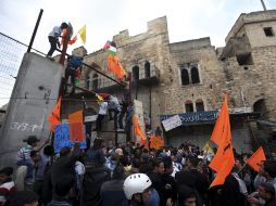 En Cisjordania, cientos de manifestantes se congregaron junto al puesto de control de Betunia. EFE /