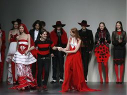 El diseñador Eugenio Loarce saluda al finalizar la presentación de su colección para la temporada otoño-invierno 2013-2014. EFE /