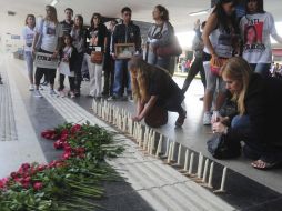 Los familiares cerraron su homenaje exhortando a los argentinos a participar en una protesta masiva el viernes por la tarde. EFE /