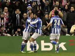 Los jugadores de la Real Sociedad celebran uno de lso tres goles que anotaron en el juego ante el Ethletic de Bilbao. EFE /