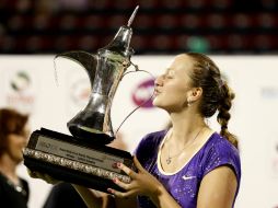 Petra Kvitova retomó en el tercer set el mando del encuentro y su mejor físico terminó imponiéndose. EFE /