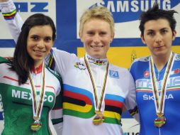 La mexicana Sofía Arreola (i), en el segundo sitio del podium. AFP /