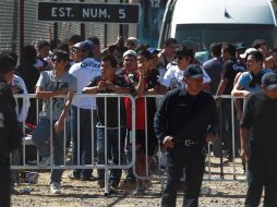 Los seguidores de los Zorros fueron custodiados por la policía antes de su entrada al estadio.  /