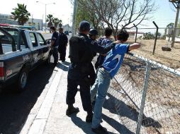 El operativo dictamina que la policía municipal resguarda los alrededores del estadio, la estatal a la porra del Atlas.  /