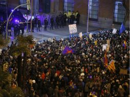 Los manifestantes se reunieron en la Plaza de Neptuno protestanto contra ''el golpe de Estado de los mercados''. EFE /